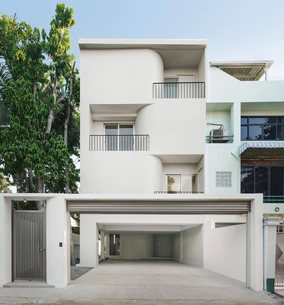 For SaleHome OfficeRatchadapisek, Huaikwang, Suttisan : 📢 Sell with tenant til 2031 Brand new home office  nice modern design, indoor garden & spacious interior modern meeting rooms with 3 restrooms for guests, separate male & female restrooms for staff