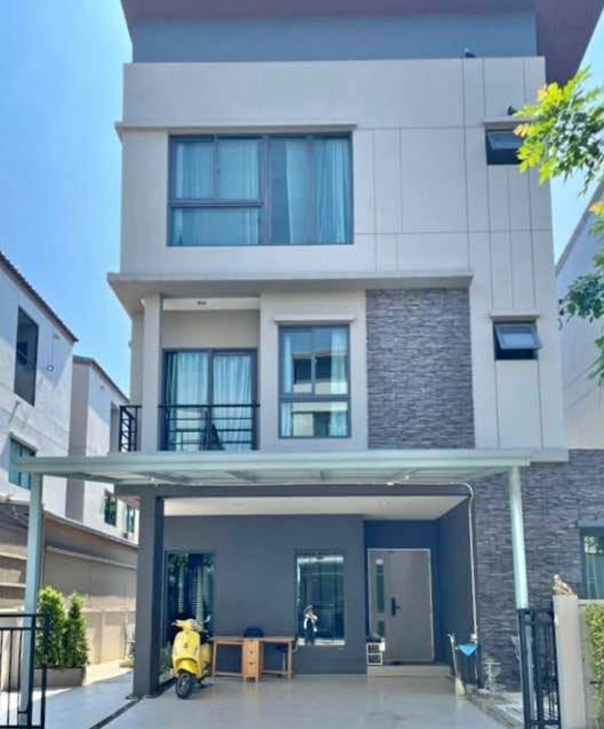 For RentHousePattanakan, Srinakarin : 🟡 House for rent in the city of The Edition, Rama 9 - Krungthep Kreetha, 3 -story twin house