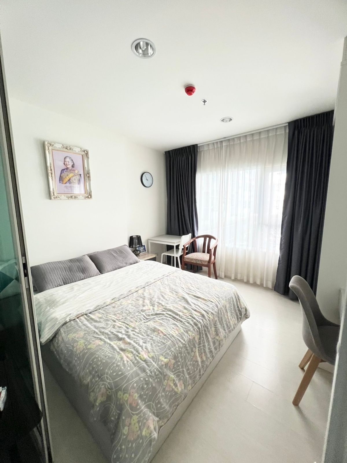 For RentCondoSamut Prakan,Samrong : Condo rental aspire Erawan, new renovated room Swimming pool view With complete furniture The central part is full. Next to BTS Erawan / call 099-149-5164