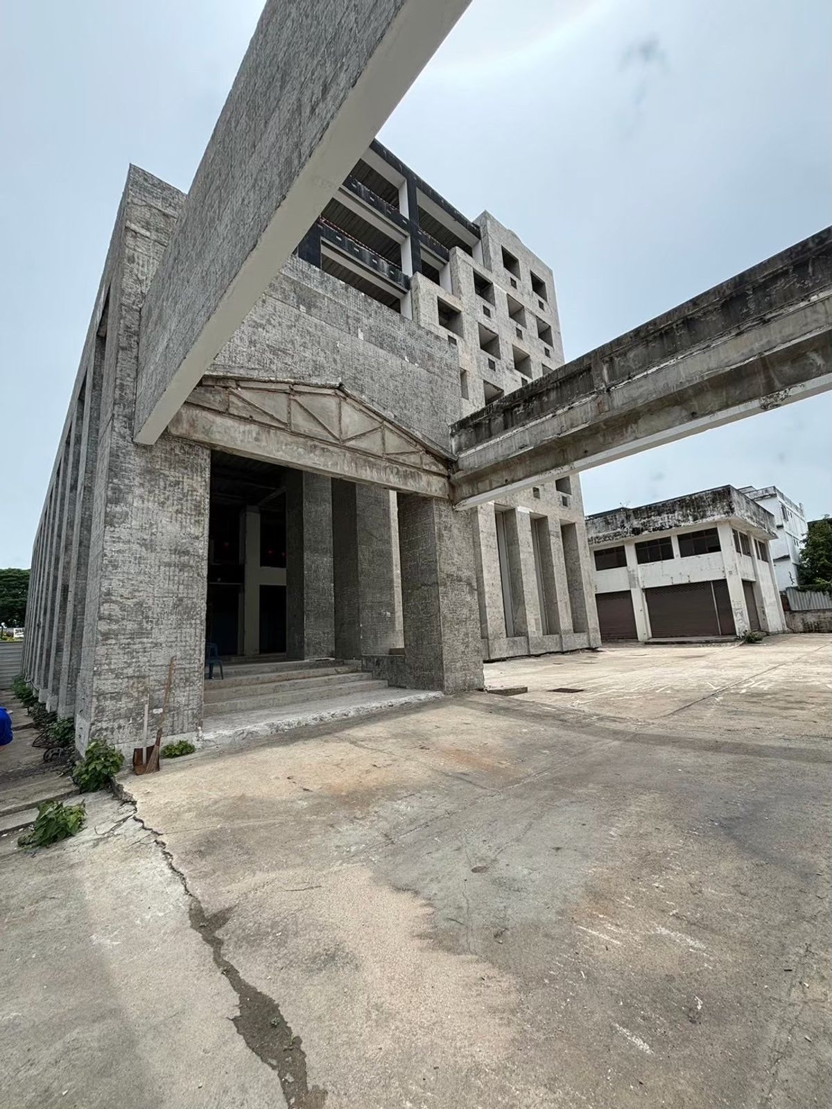 For RentOfficePattanakan, Srinakarin : 📢👇 7-Story Building with Warehouse on Over 1 Rai of Land in a Prime Location!Strong structure, unaffected by earthquakes, with a completed building inspection certificate. Suitable for various business operations.