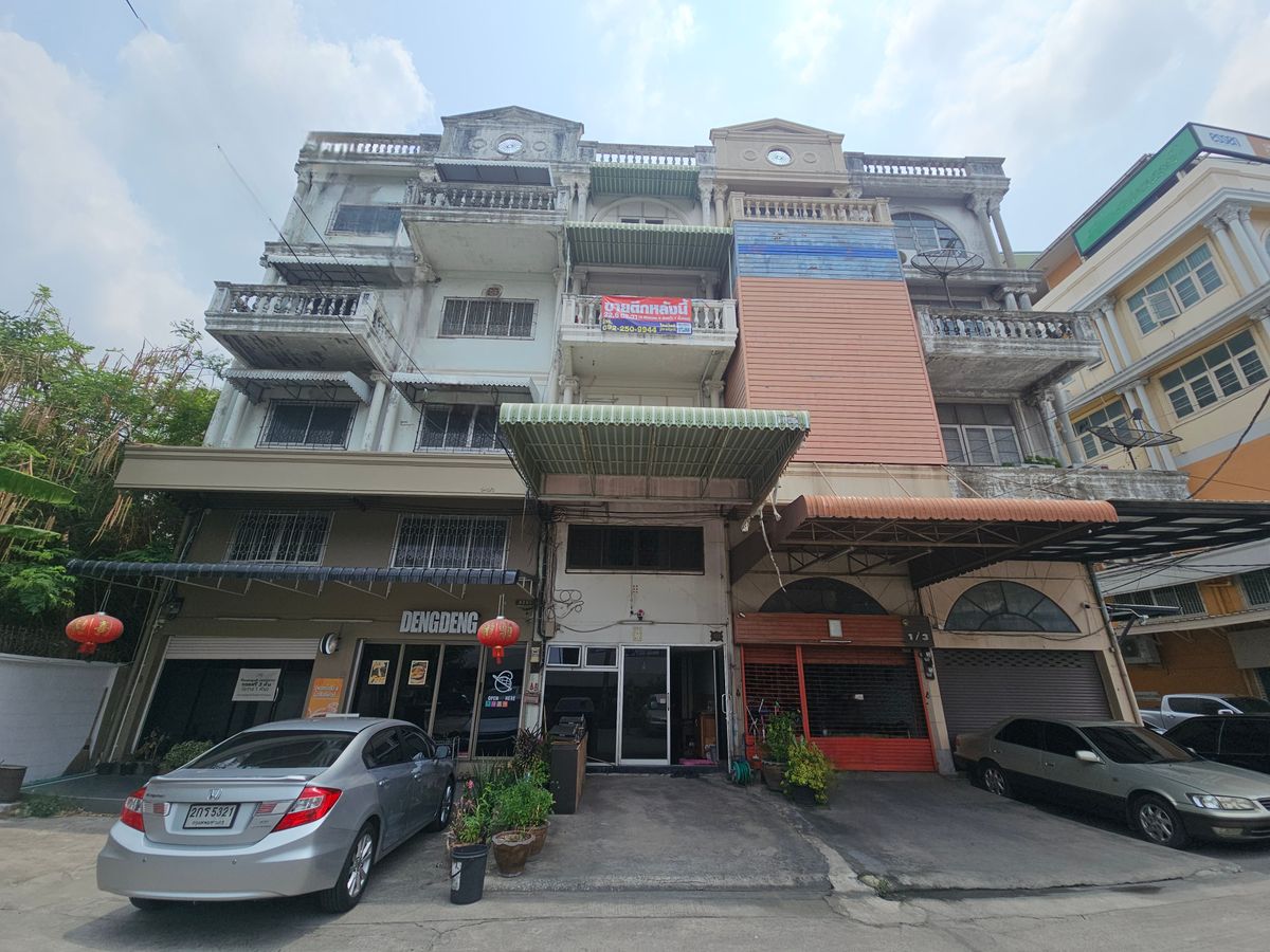 For SaleShop HouseThaphra, Talat Phlu, Wutthakat : Selling a 3.5 -story commercial building, Talat Phlu, land size 22.6 sq.what, next to Ratchadaphisek Road Opposite First One Market, very good location, near BTS Talat Phlu, only 500 meters. There are 2 parking spaces, suitable for offices, offices or res