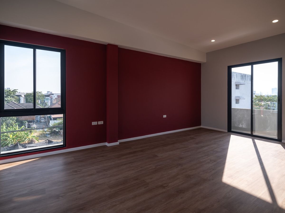 ขายทาวน์โฮมโชคชัย4 ลาดพร้าว71 : 🏛️Britloft โชคชัย 4🌈ทาวน์โฮม 3.5 ชั้น ขนาด 237 ตร.ม. 26.6 ตร.ว. | 3 ห้องนอน 4 ห้องน้ำ 2 ที่จอด เริ่ม 11.09 MB ติดต่อนัดชม Tel.0922635410 (เอิร์ธ)