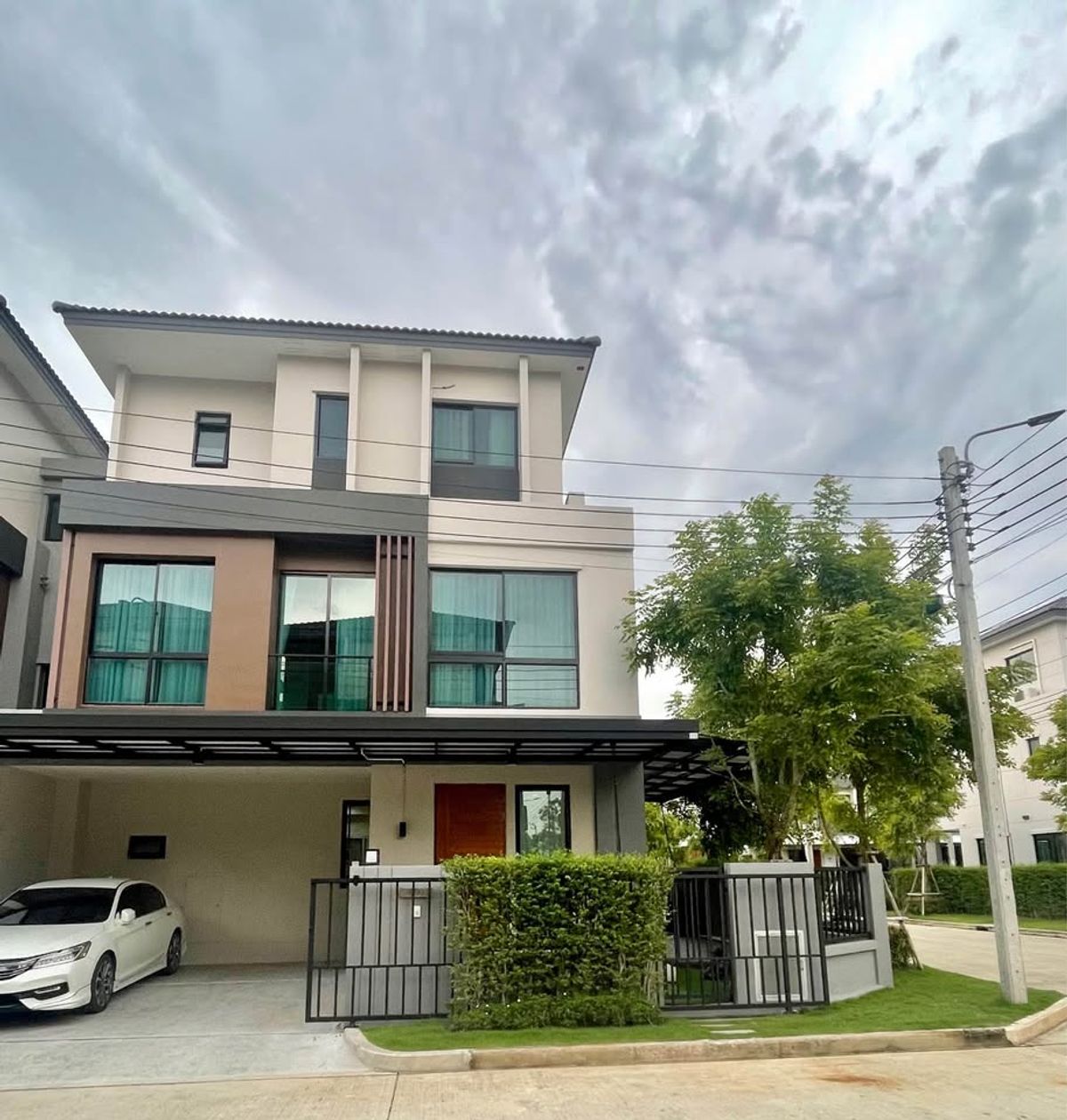 For SaleHouseEakachai, Bang Bon : 3 -story twin house behind the corner of the house with full furniture as in the picture  Ninaya Kanlapaphruek (KPN) Project
