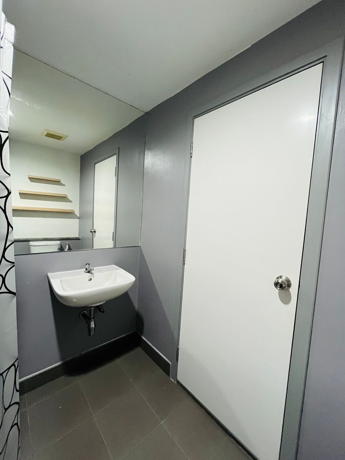 For SaleCondoPathum Thani,Rangsit, Thammasat : Urgent sale, very cheap price, The Point Rangsit-Khlong 6, new renovated, full of fir, ready to move in, suitable for investment yield8-9%