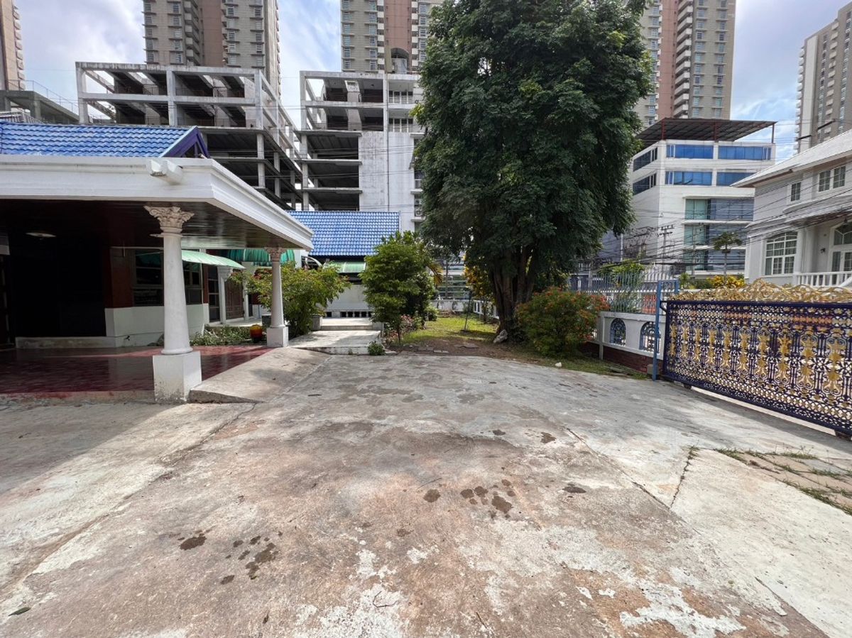 For RentHouseChaengwatana, Muangthong : The land with a 200 sq.m. detached house. After the corner of the street, the streng stream can be done. Can smash and do again