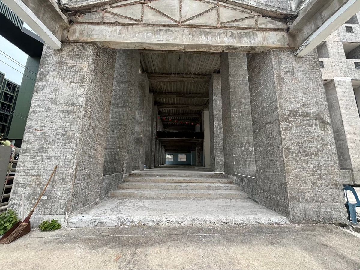 For RentOfficePattanakan, Srinakarin : 📢👇 7-Story Building with Warehouse on Over 1 Rai of Land in a Prime Location!Strong structure, unaffected by earthquakes, with a completed building inspection certificate. Suitable for various business operations.