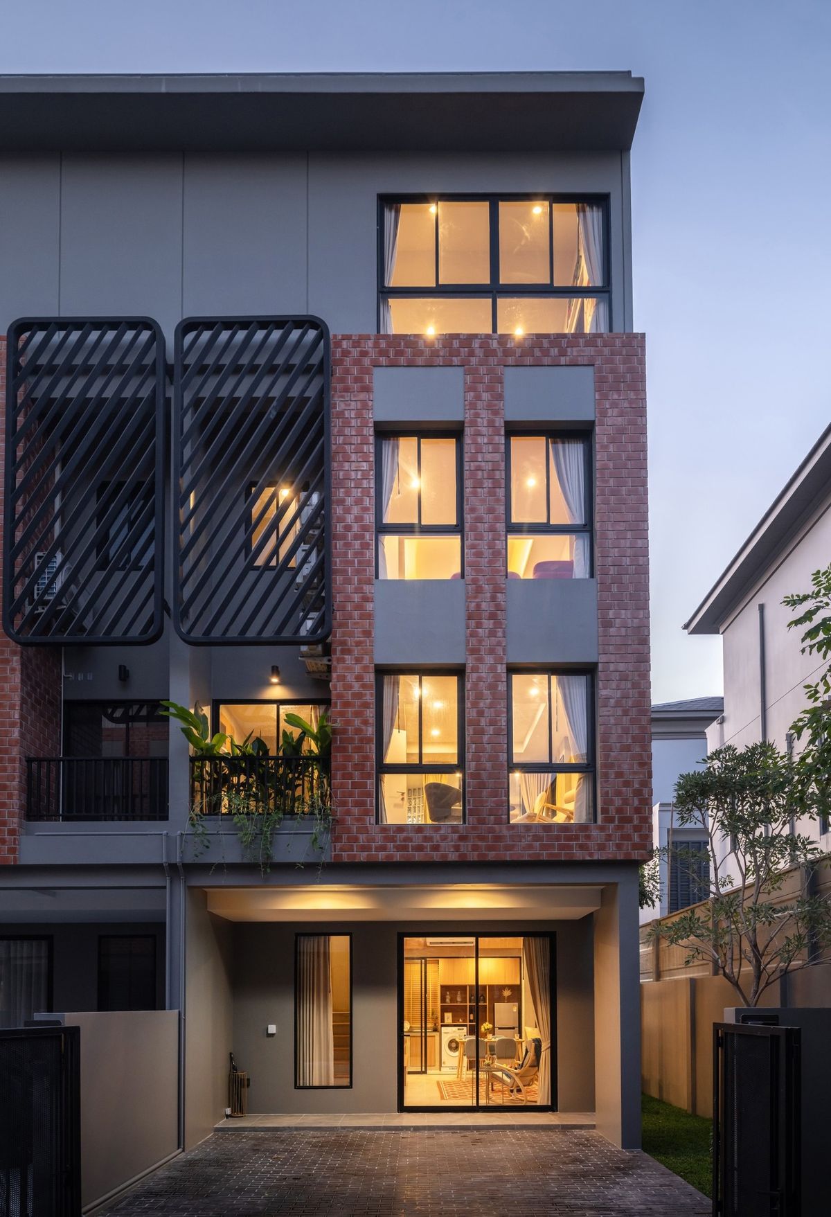 ขายทาวน์โฮมโชคชัย4 ลาดพร้าว71 : Britloft โชคชัย 4✨ทาวน์โฮม 3.5 ชั้น แปลงมุม พร้อมสวนส่วนตัว ขนาด 237 ตร.ม. 24.7 ตร.ว. | 3 ห้องนอน 4 ห้องน้ำ 2 ที่จอด เริ่ม 9.9 MB ติดต่อนัดชม Tel.0922635410 (เอิร์ธ)