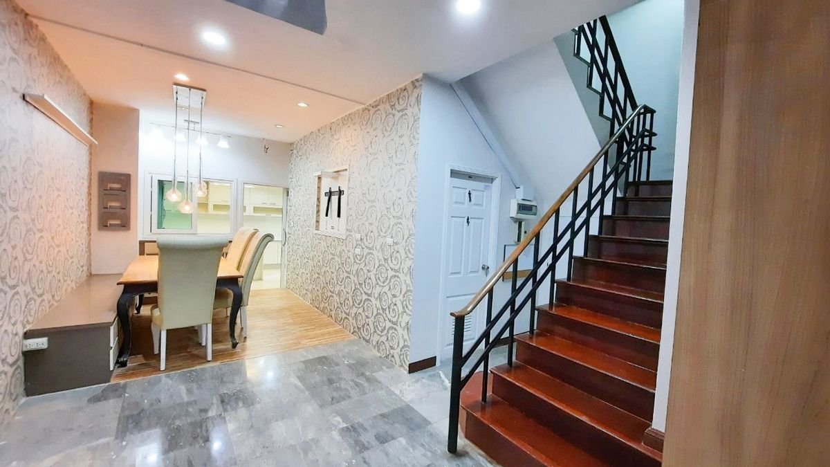 For RentTownhomePattanakan, Srinakarin : TH for rent, 4 floors, Warathorn Ville, Phatthanakan 44, 31.5 sqw, 5 bedrooms,newly renovated.