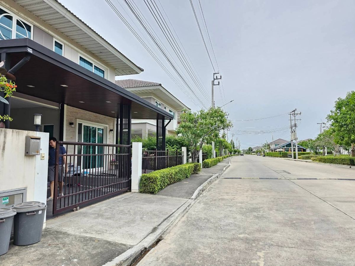 For RentHouseBang kae, Phetkasem : Single house for rent Supalai Petchkasem Village 69, Bangkok. The house is located on the main road.