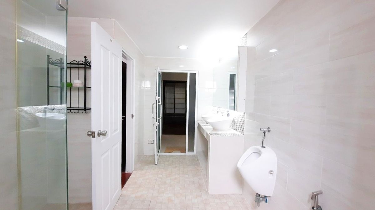 For RentTownhomePattanakan, Srinakarin : TH for rent, 4 floors, Warathorn Ville, Phatthanakan 44, 31.5 sqw, 5 bedrooms,newly renovated.