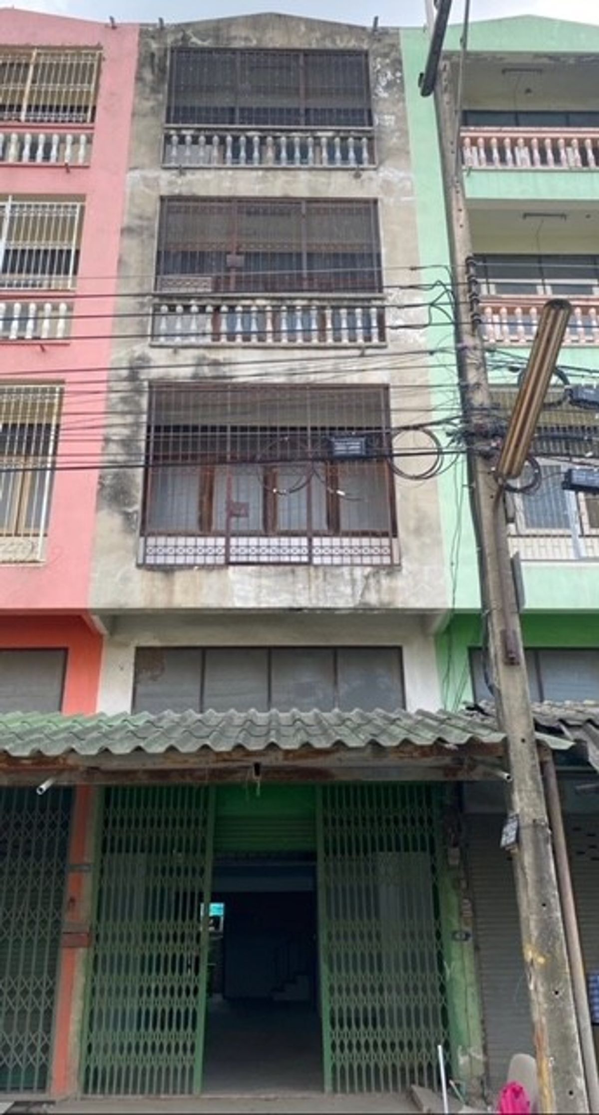 For SaleShop HousePathum Thani,Rangsit, Thammasat : Commercial building for sale, Thanyaburi Pathum Thani Commercial building for sale (commercial building), 4 floors, half, canal 2, only 1.49 million baht !! The best price in this area !!