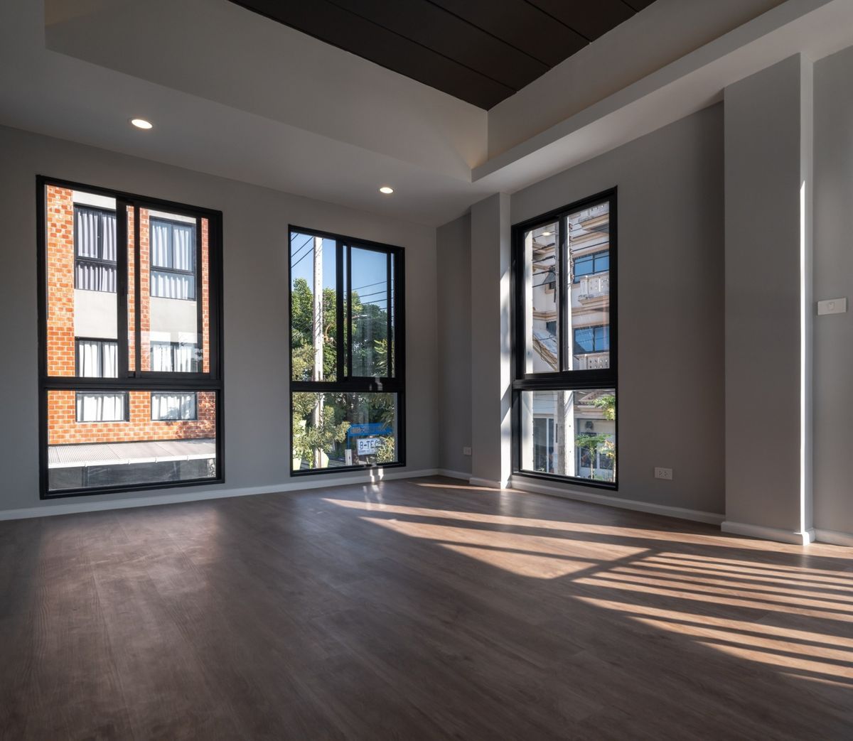 ขายทาวน์โฮมโชคชัย4 ลาดพร้าว71 : 🏛️✨Britloft โชคชัย 4 ทาวน์โฮม 3.5 ชั้น ขนาด 237 ตร.ม. 26.6 ตร.ว. | 3 ห้องนอน 4 ห้องน้ำ 2 ที่จอด เริ่ม 11.09 MB ติดต่อนัดชม Tel.0922635410 (เอิร์ธ)
