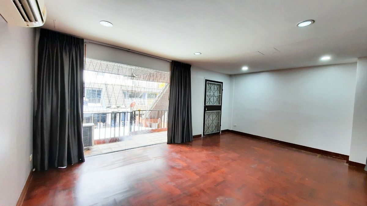 For RentTownhomePattanakan, Srinakarin : TH for rent, 4 floors, Warathorn Ville, Phatthanakan 44, 31.5 sqw, 5 bedrooms,newly renovated.