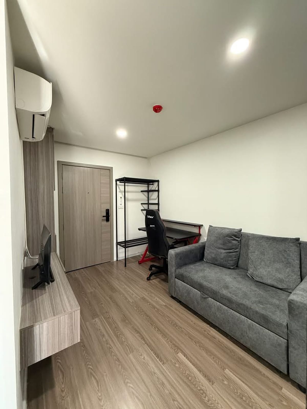 For RentCondoNawamin, Ramindra : Urgent‼ ️ Beautiful room 🔥🔥🔥 For rent The Origin Ramintra 83 Station, the room is not affected. The room is beautiful at the cover as in the picture. Full furniture+There is a washing machine‼ ️ Ready to move in (Reply to chat very quickly)