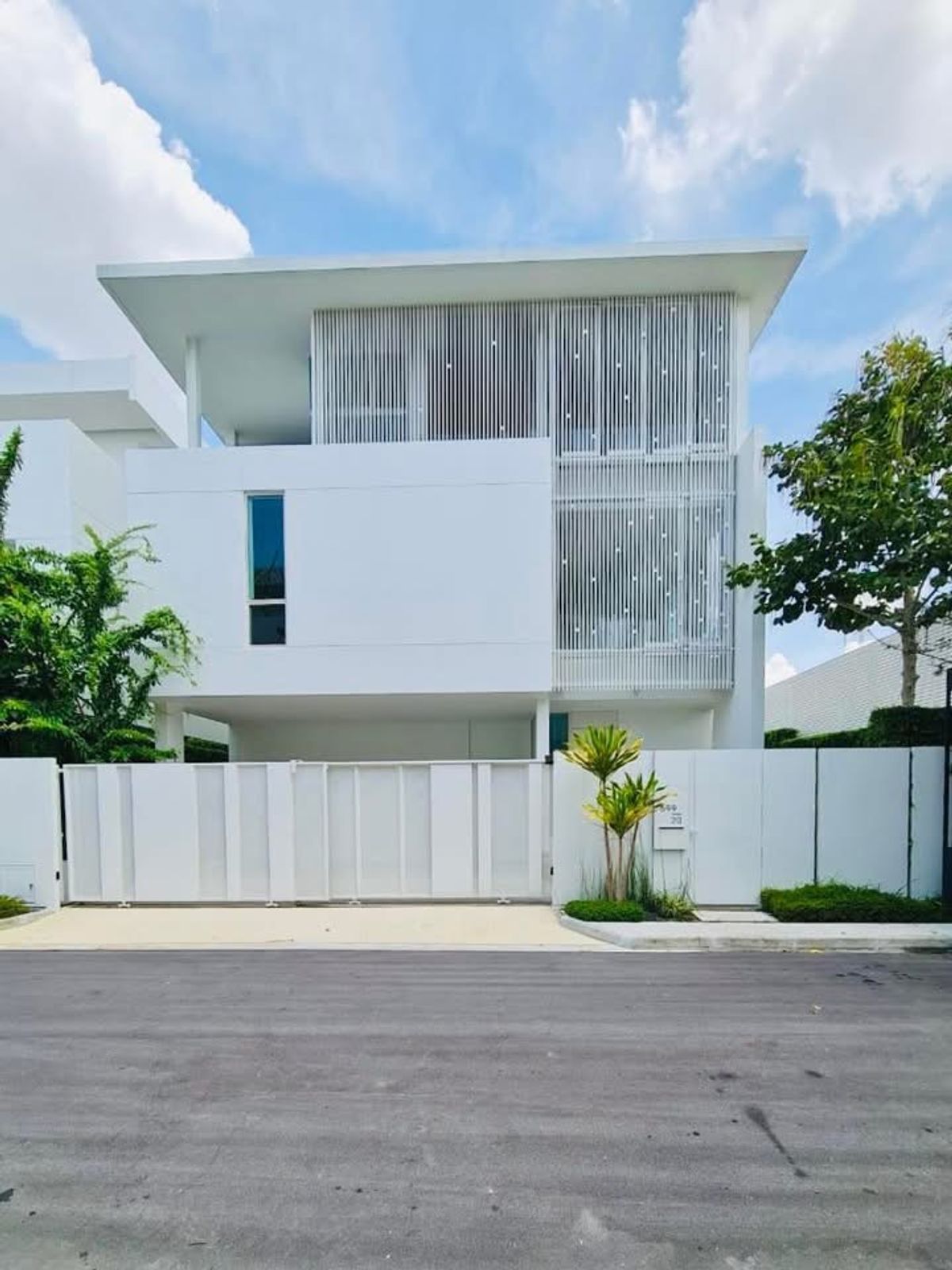 For RentHouseYothinpattana,CDC : 3 -story luxury house, very beautiful interior There is an elevator in the house, convenient to travel, ready to rent, interested.