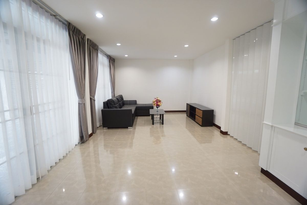 For RentTownhomeRatchadapisek, Huaikwang, Suttisan : Rent 3 -story townhome, gold location, Yu Charoen Village Ratchadaphisek Soi 3, near Central Rama 9, MRT Culture Center
