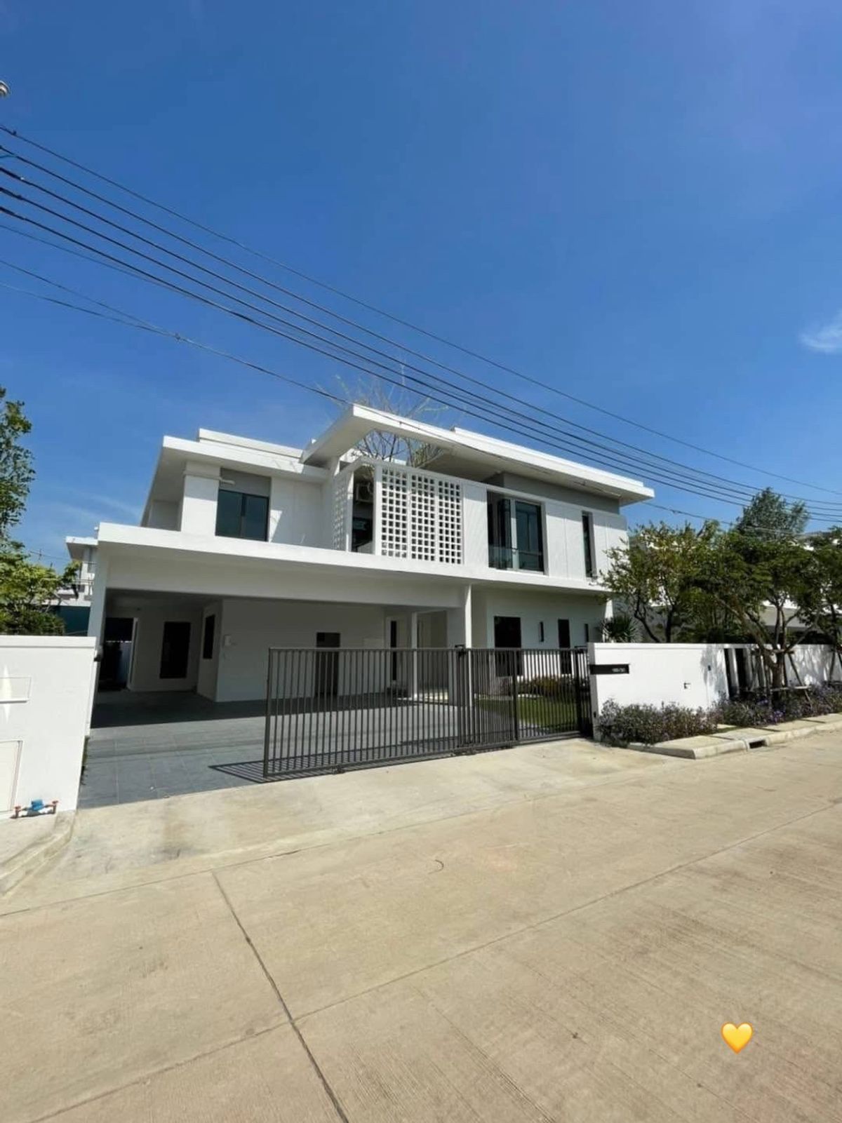 ให้เช่าบ้านสมุทรปราการ สำโรง : ให้เช่า! บ้านเดี่ยว 2 ชั้น สไตล์พูลวิลล่า มัณฑนา บางนา กม.15 – ติดทะเลสาบ พร้อมเข้าอยู่  💥ค่าเช่า 350,000 บาท/เดือน💥