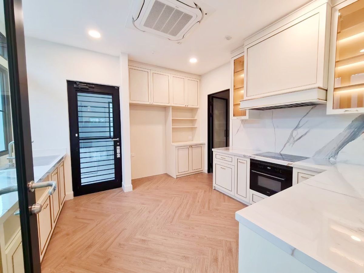 HousePattanakan, Srinakarin : Rent a new detached house, Nantawan, Rama 9, Krungthep Kreetha, new cut 106.5 sq.w., 4 bedrooms, 5 water, beautiful back corner, complete furniture Ready