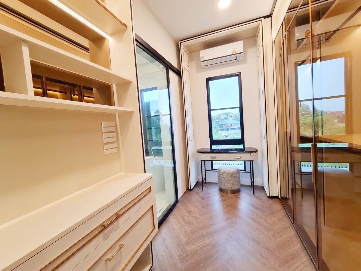 HousePattanakan, Srinakarin : Rent a new detached house, Nantawan, Rama 9, Krungthep Kreetha, new cut 106.5 sq.w., 4 bedrooms, 5 water, beautiful back corner, complete furniture Ready