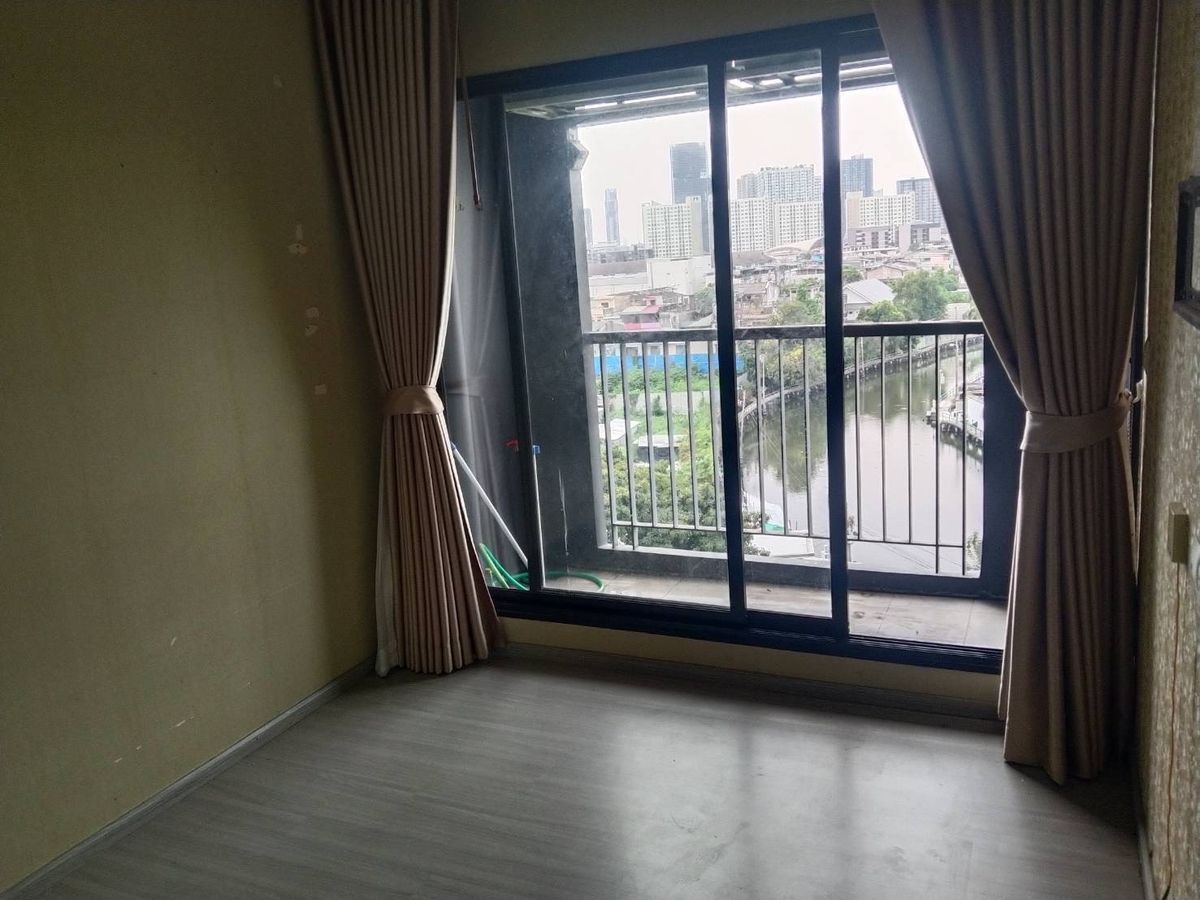ขายคอนโดอ่อนนุช อุดมสุข : ขายถูกมาก Aspire Sukhumvit Onnut ห้องเปล่าขนาดใหญ่36 ตร.ม ชั้น8 ตึกC วิวแม่น้ำ ซื้ออยู่เองหรือลงทุนก็คุ้มมากๆ ราคา 2,850,000 บาท 