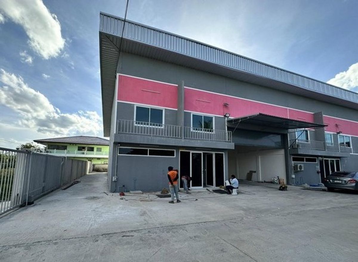 For RentWarehouseNonthaburi, Bang Yai, Bangbuathong : RK645 Rent a new warehouse for 500 square meters. Can support 3 tons per square meter. There are 2 layers of office. Nong Phe Ngai Subdistrict, Sai Noi District