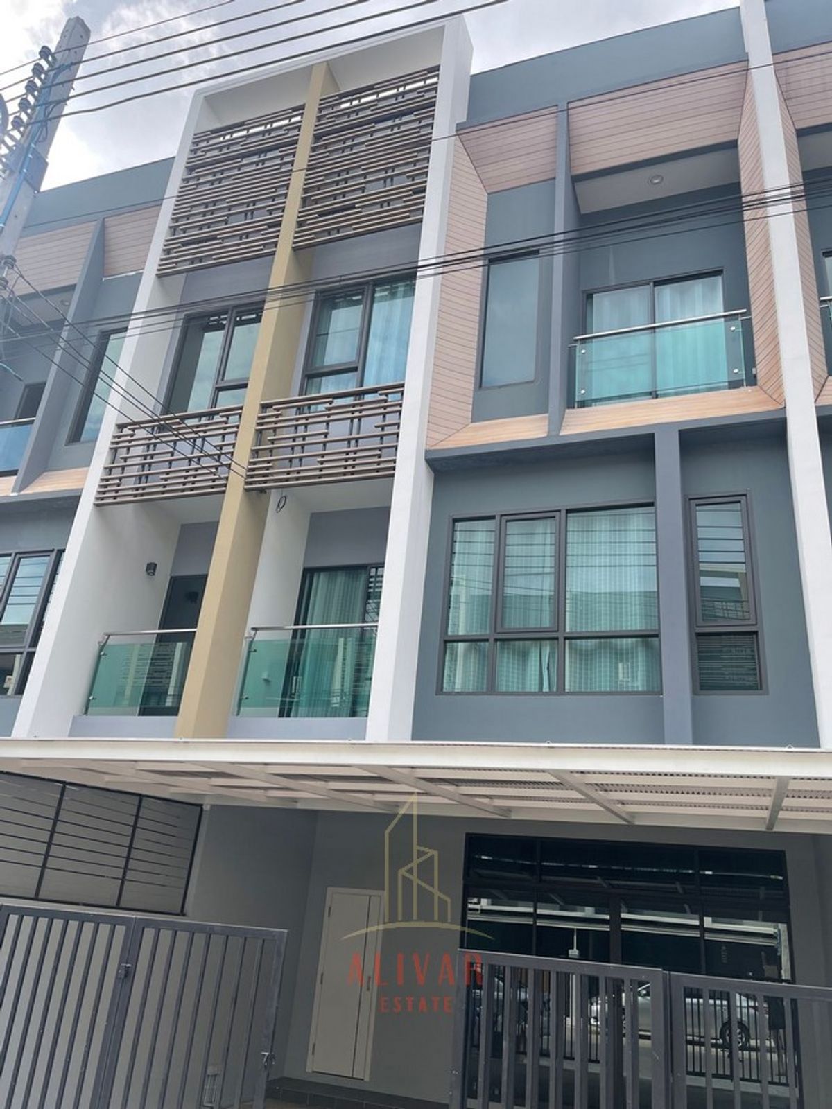 For RentTownhomeKaset Nawamin,Ladplakao : RH040125 3-story townhome for rent, 5.5 meters wide The Vision Ladprao-Nawamin Soi Nawamin 85, suitable for living or doing offices.