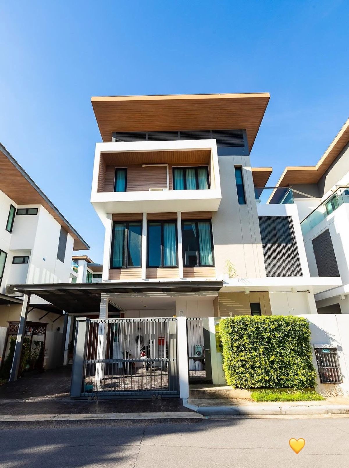 For RentHouseOnnut, Udomsuk : Luxurious detached house for rent, The Ava Residence Sukhumvit 77, next to the main road near Thonglor only 10 minutes. ✨ 💰 For rent only 250,000 baht/month