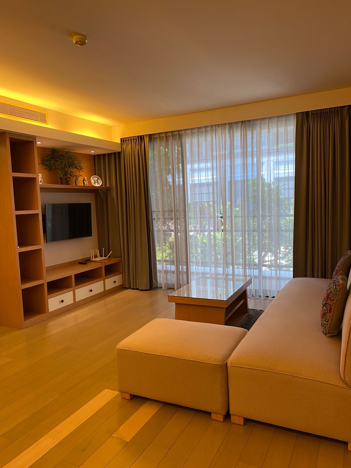ให้เช่าคอนโดสุขุมวิท อโศก ทองหล่อ : Mode Sukhumvit 61 - Luxury lowrise condo close to, BTS Ekkamai, Ready to move in