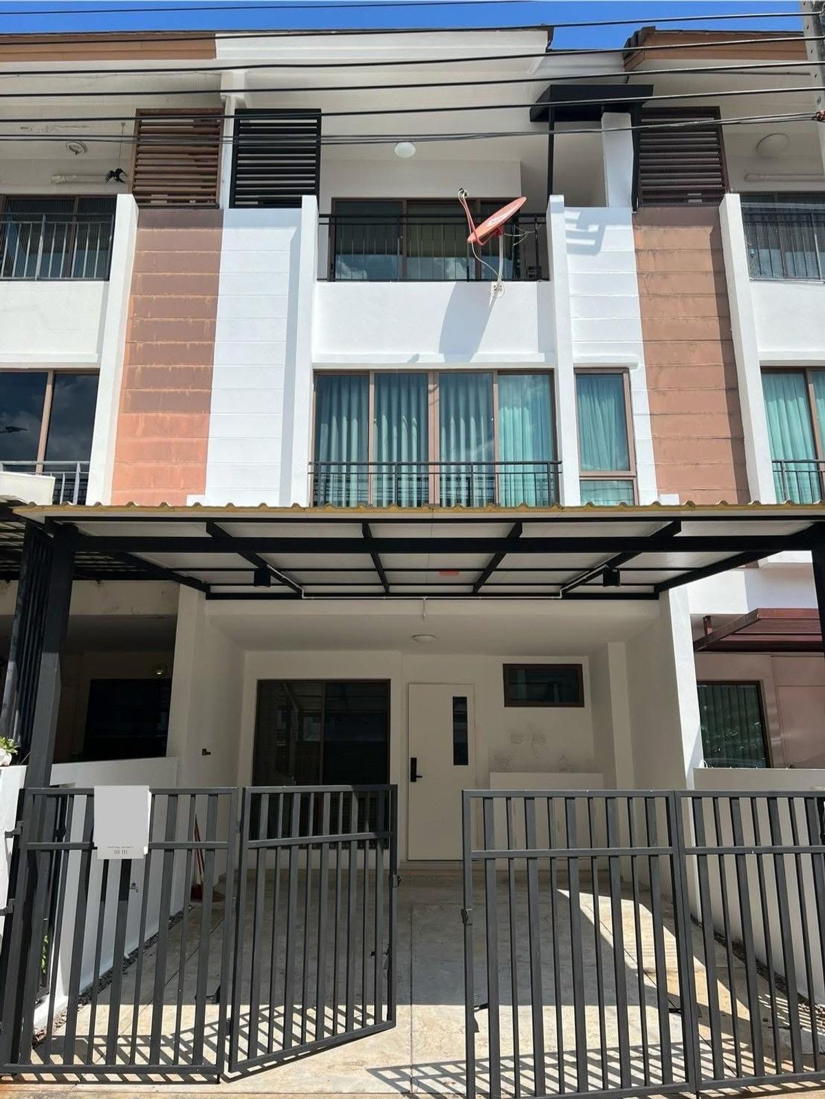 For RentTownhomeOnnut, Udomsuk : Rent a townhouse With back corner of the house Near BTS Bangchak is convenient to travel.