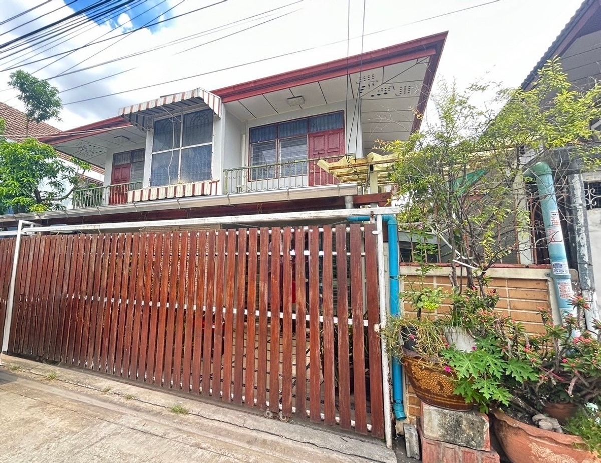For RentHouseRatchadapisek, Huaikwang, Suttisan : Rent a single house, a lot of Sutthisan-Huai Khwang, 1 km away from MRT