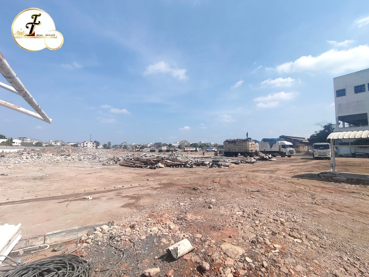 For SaleLandMahachai Samut Sakhon : 🌇 & quot; more space than the word investment ... is the beginning of a great future. & Quot; Large plot of land in the heart of Ramkhamhaeng That is not just the size or location But full 