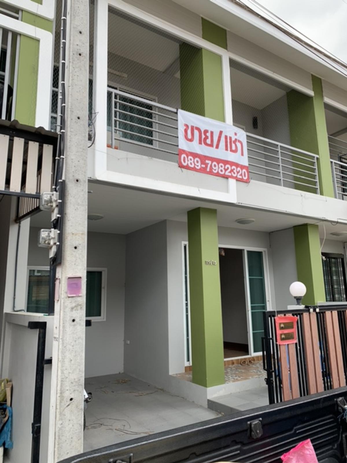 For SaleTownhomeCha-am Phetchaburi : 2 -storey Town Home for sale, built in an area of ​​25.5 sq.w., located opposite Big C Phetchaburi. Interested call 089 7982320.