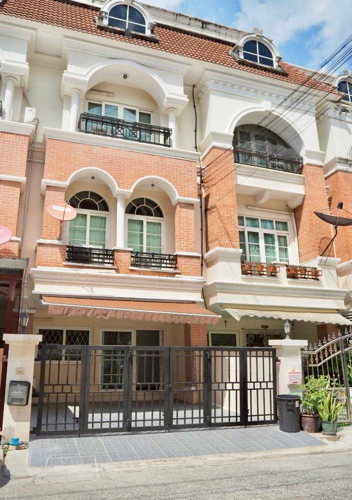 For RentTownhomeMin Buri, Romklao : Rent a townhome, Casa City, Ramkhamhaeng, 3 floors, 3 bedrooms, 4 water, 28 sq.m., BTS orange line in front of the village