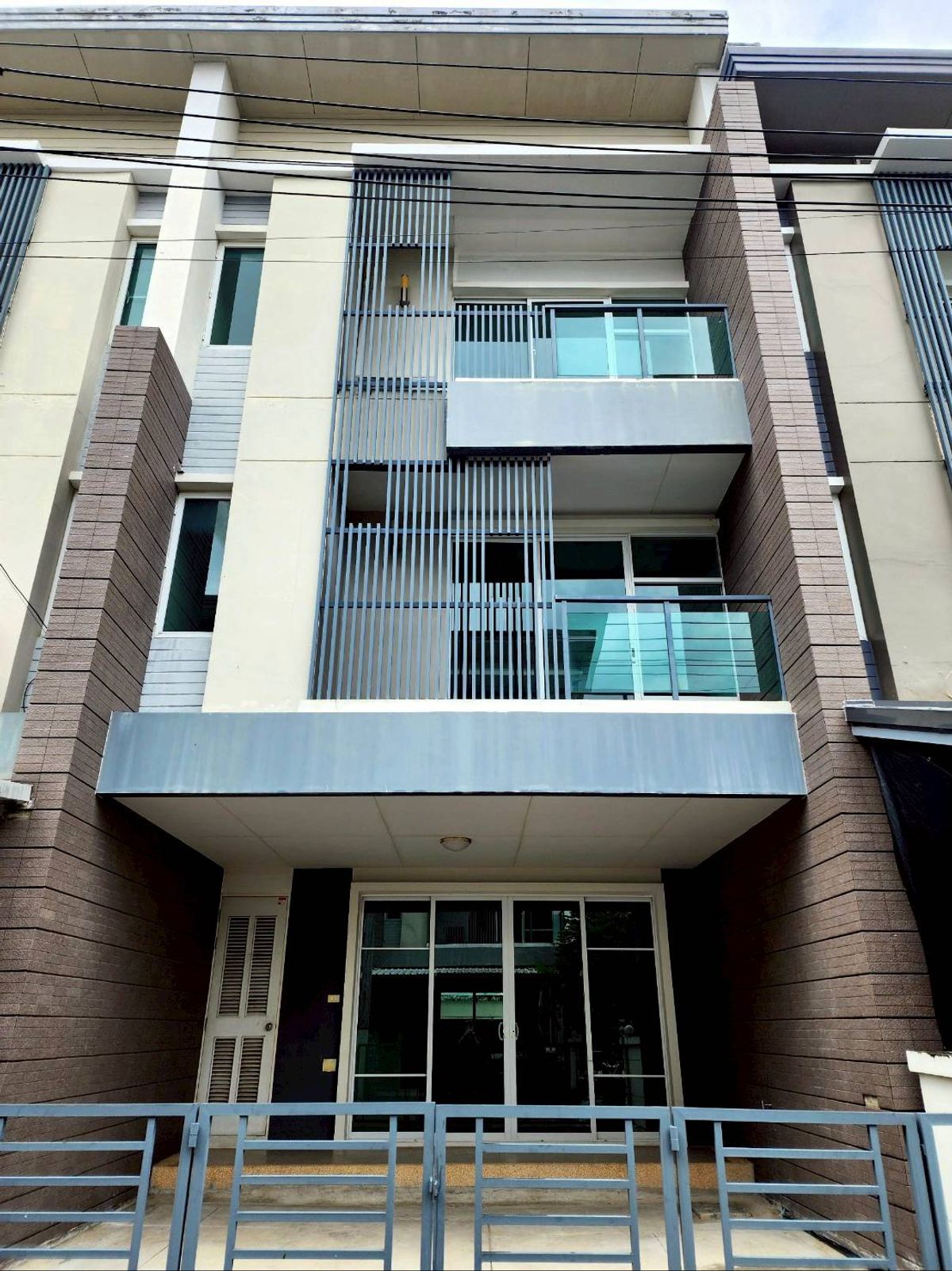 ให้เช่าทาวน์โฮมอ่อนนุช อุดมสุข : ประกาศให้เช่า Town Avenue ศรีนครินทร์ อ่อนนุช68 พื้นที่ 195 ตร.ม 22ตร.วา มี 3ห้องนอน 4ห้องน้ำ 2รับแขก 1เก็บของ หน้ากว้าง5.5เมตร (จอดรถได้2คัน) 