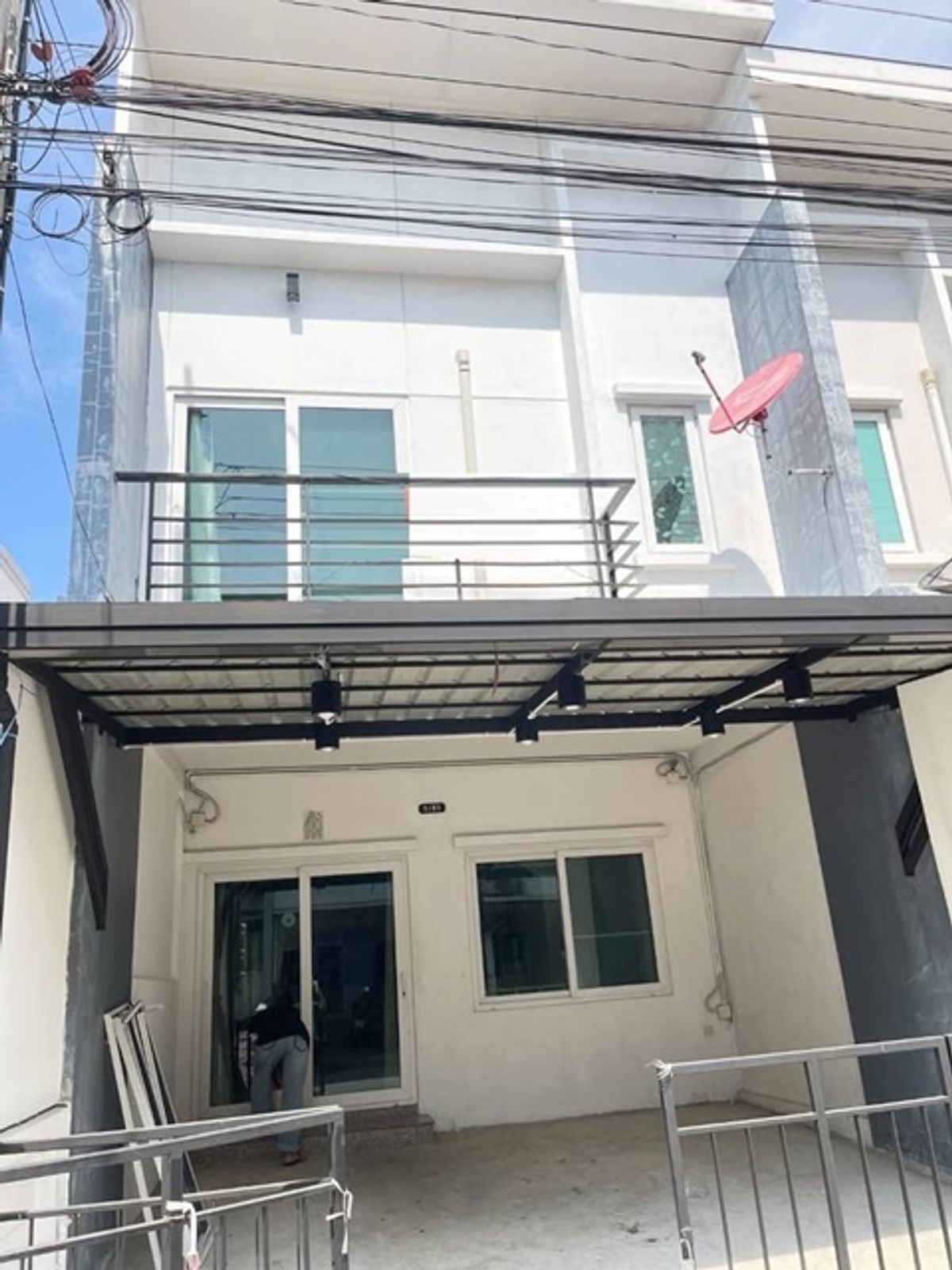 For RentTownhomeNawamin, Ramindra : Chatuchak Weekend Market 2 Min Buri 800 M. Sam Wa MRT Min Buri 1.4 km. Townhouse 2 floors 21 sq.w. 161 sq.m.