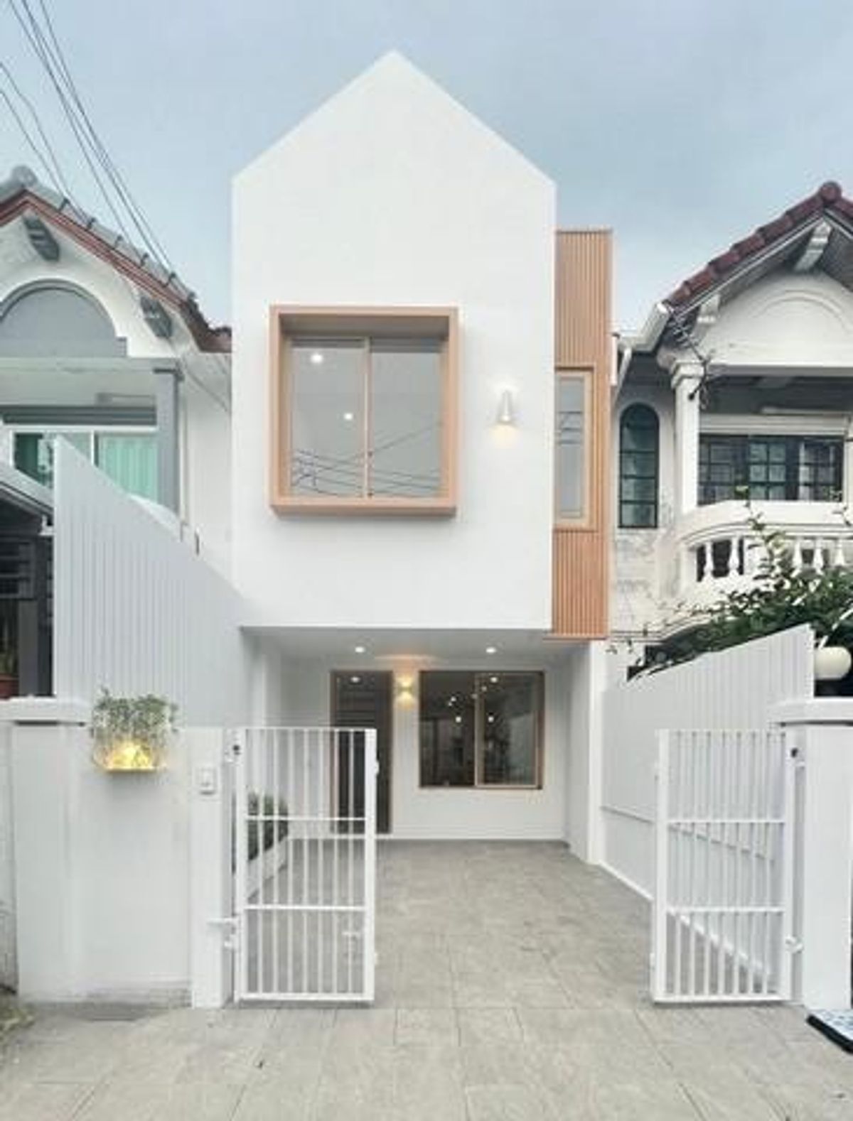 ขายทาวน์โฮมเกษตร นวมินทร์ ลาดปลาเค้า :  ขายทาวน์เฮ้าส์ 2ชั้น หมู่บ้าน มณียา ติดเลียบด่วนเอกมัย ถนนประดิษฐ์มนูญธรรม  บ้านรีโนเวทใหม่ทั้งหลัง บ้านสไตล์ Japandi