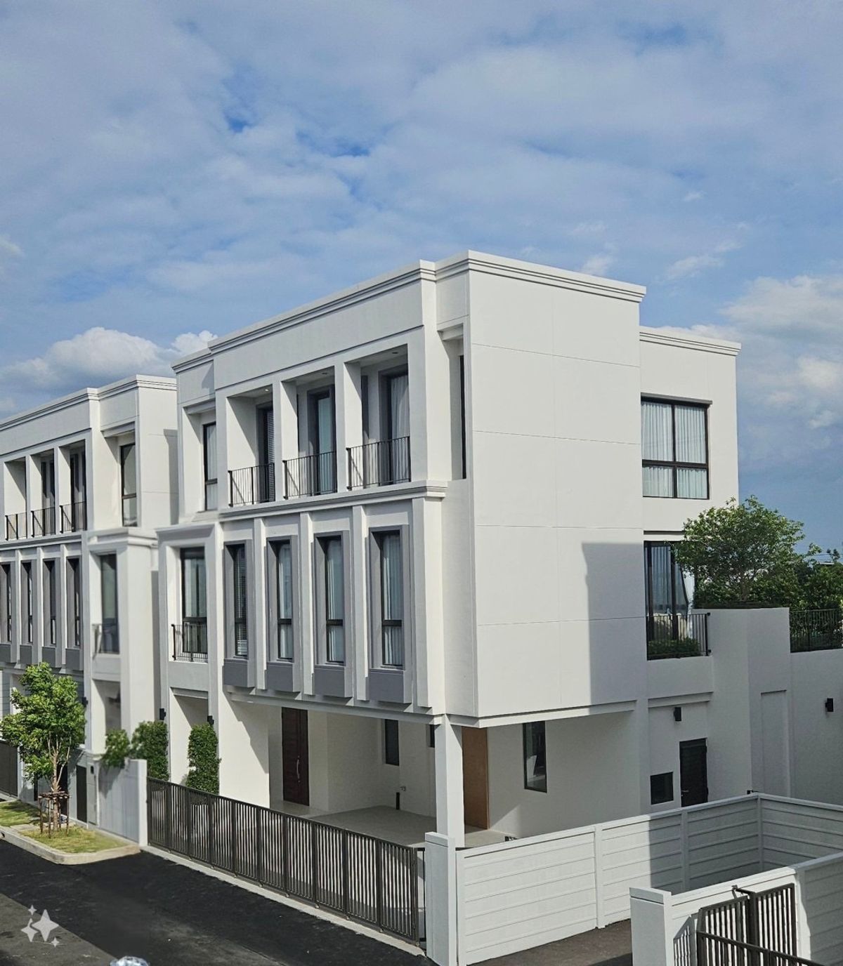 HousePattanakan, Srinakarin : 🏡 Aerie Srinakarin - Krungthep Kreetha, a luxurious 3 -story single -story house, Modern Luxury style, ready for a family that is looking for a home that gives both elegance. privacy And potential location