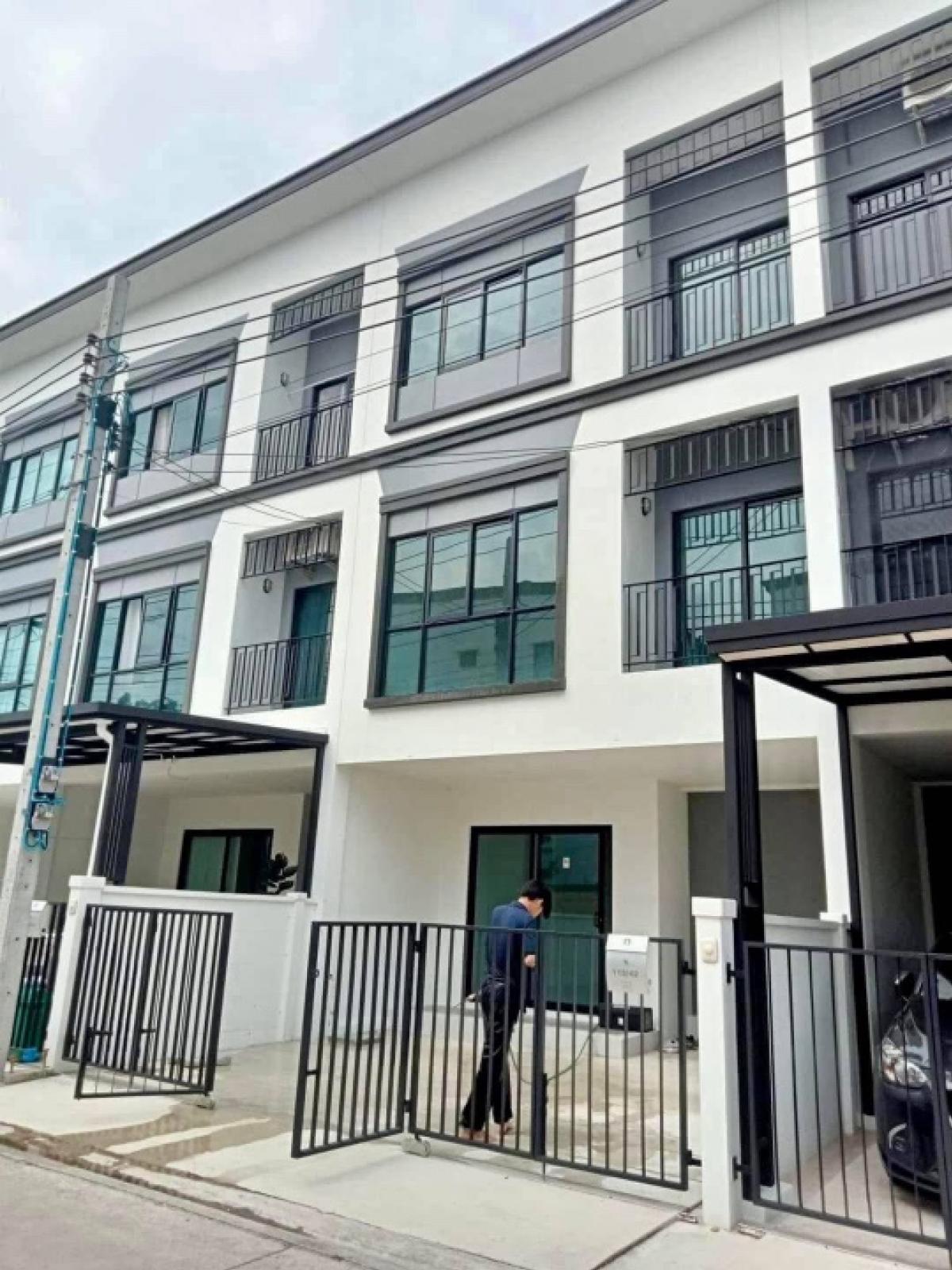 For RentTownhomeSamut Prakan,Samrong : Rent a three -story townhome, beautifully decorated with (Town, Place Sukhumvit - Srinakarin) 3 bedrooms 4 water ✅ 45,000/month ✅