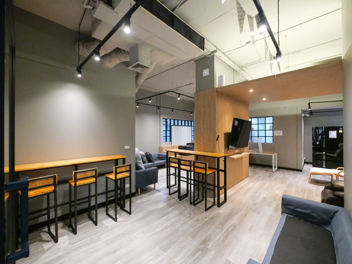 For RentOfficeSukhumvit, Asoke, Thonglor : Office of the Ekkamai-Thong Lo Office Office, 297 sq.m., new condition, ready to use 6 minutes from BTS Thonglor