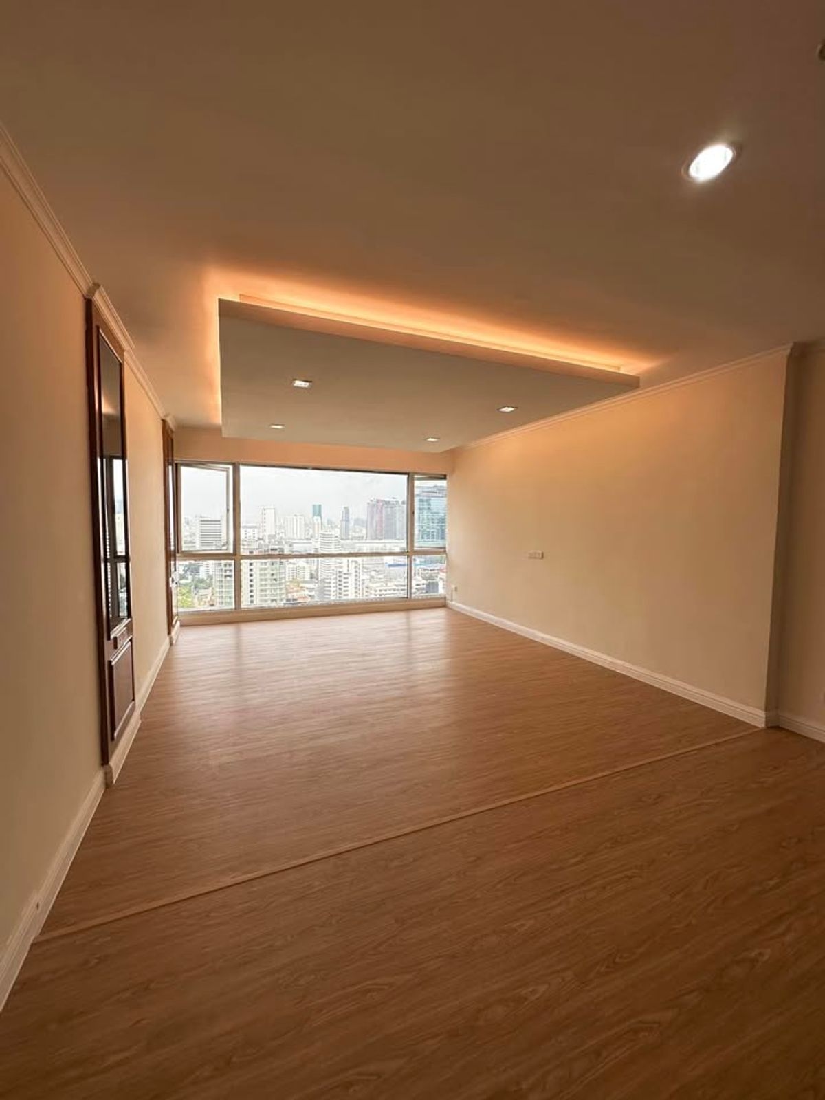 ขายคอนโดนานา : Sukhumvit Suite ซอยสุขุมวิท 13 ใกล้บีทีเอสนานา เพียง 400 ม. ปล่อยเช่าต่างชาติดีมาก จอดรถได้สองคัน