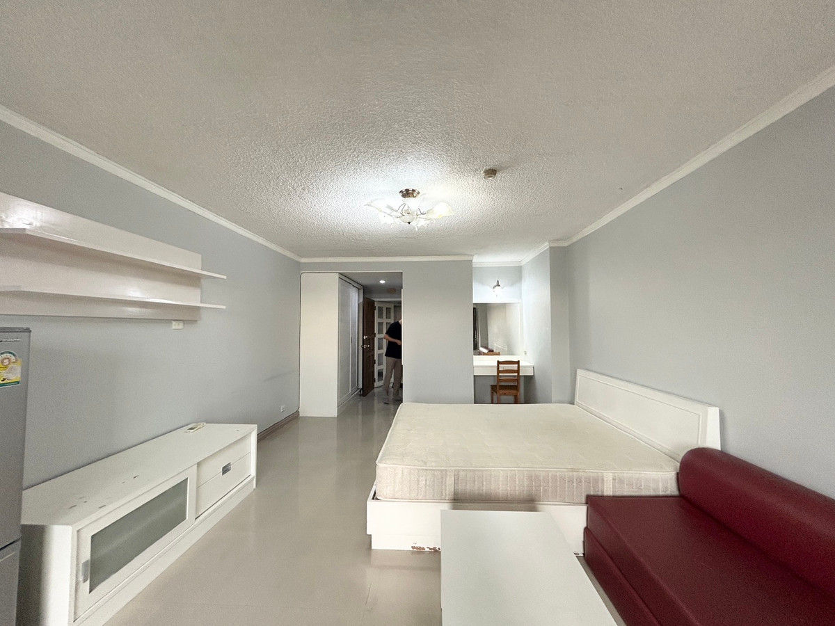 ให้เช่าคอนโดรัชดา ห้วยขวาง : ห้องว่างให้เช่าคอนโดศรีวราแมนชั่น1  สตูดิโอ 1 ห้องน้ำ  ขนาด 40 ตรม  ชั้น 18 ห้อง236/431 