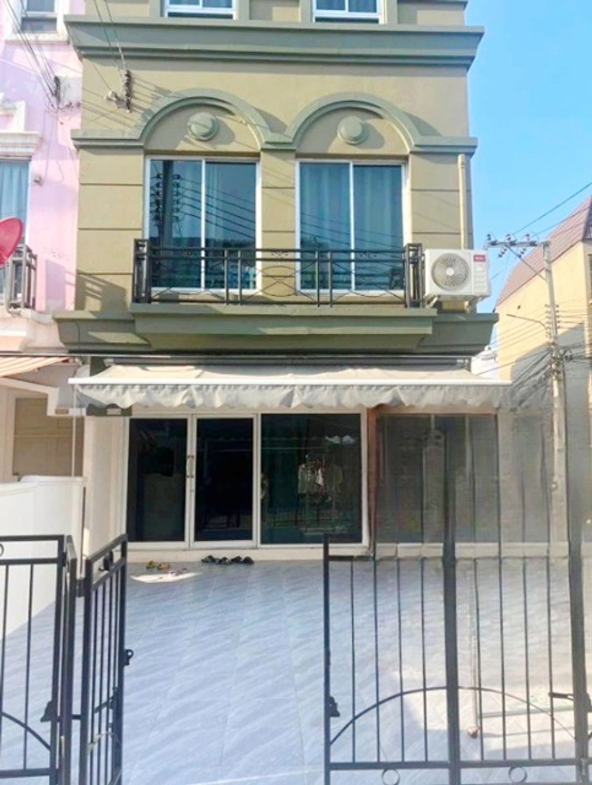 For RentTownhomeSilom, Saladaeng, Bangrak : MRT Srinakarin 38 700 m. Robinson Srinakarin, 3 -story townhome, corner 21 sq.w., 250 sq.m., Dusit Thani, 1.2 km.