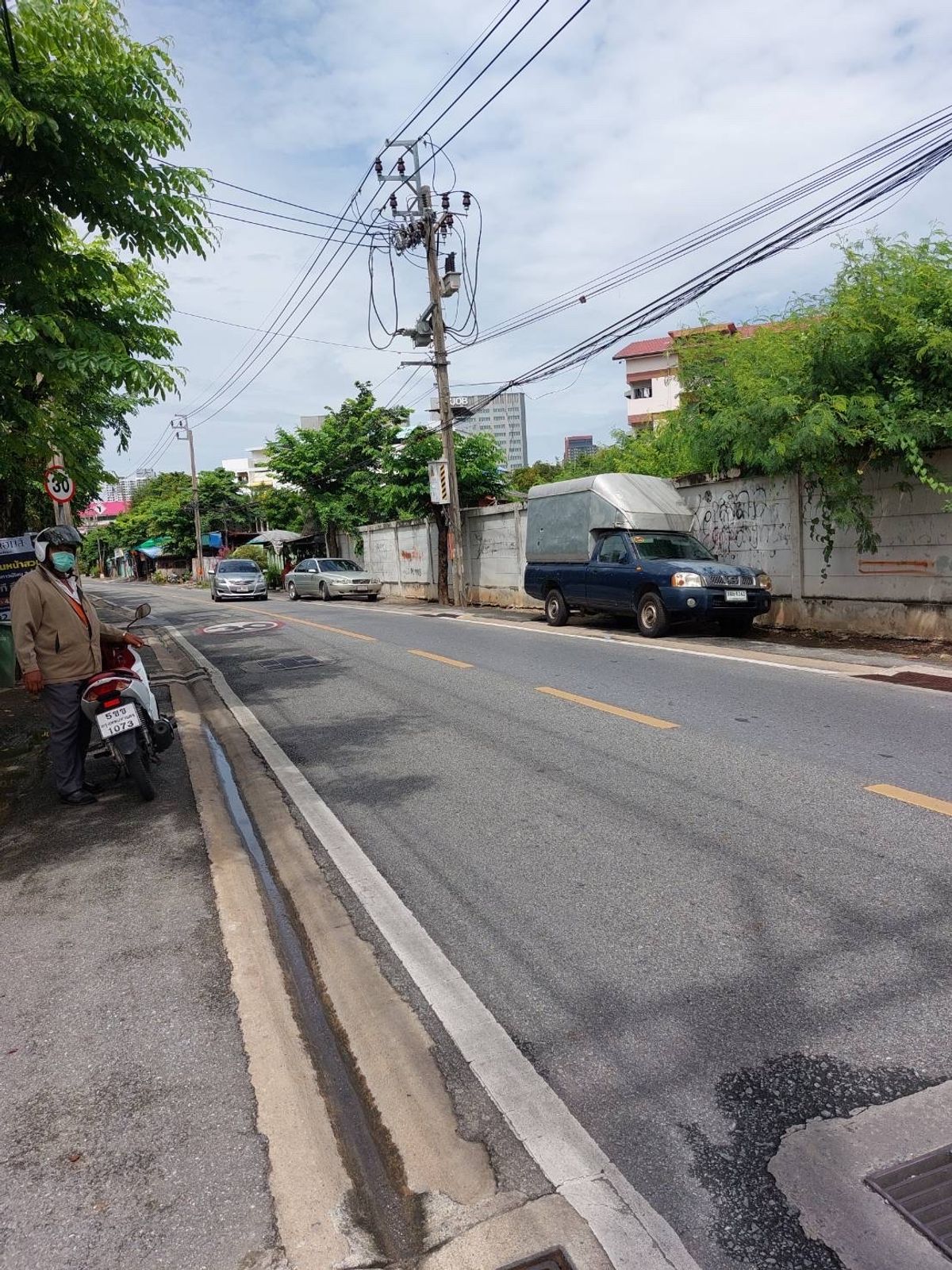 For SaleLandThaphra, Talat Phlu, Wutthakat : Land for sale on T -Tai Road Near Rang Bua Temple