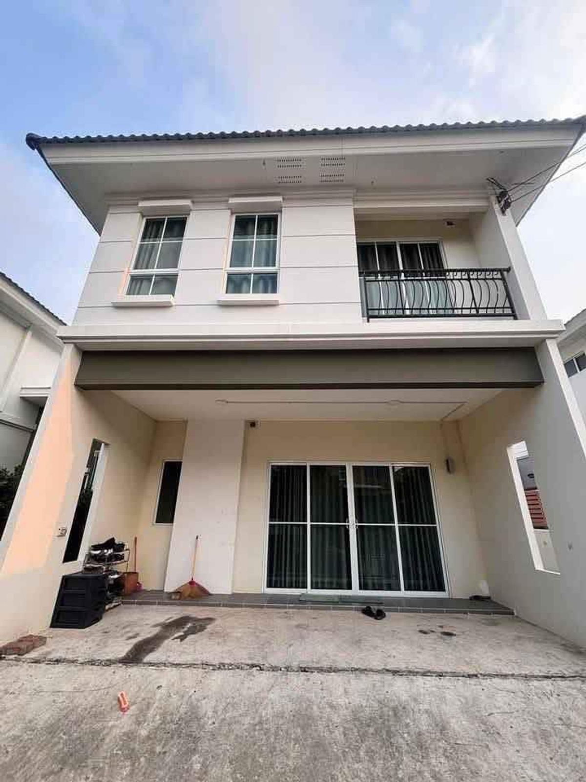 For RentHouseSamut Prakan,Samrong : Rental of Pruksa Thepharak-Mueang Mai Village, Project 1, Bang Pang Subdistrict, Bang Bo District, Samut Prakan Province (beside Panasonic factory). Interested please contact 082-3223695.