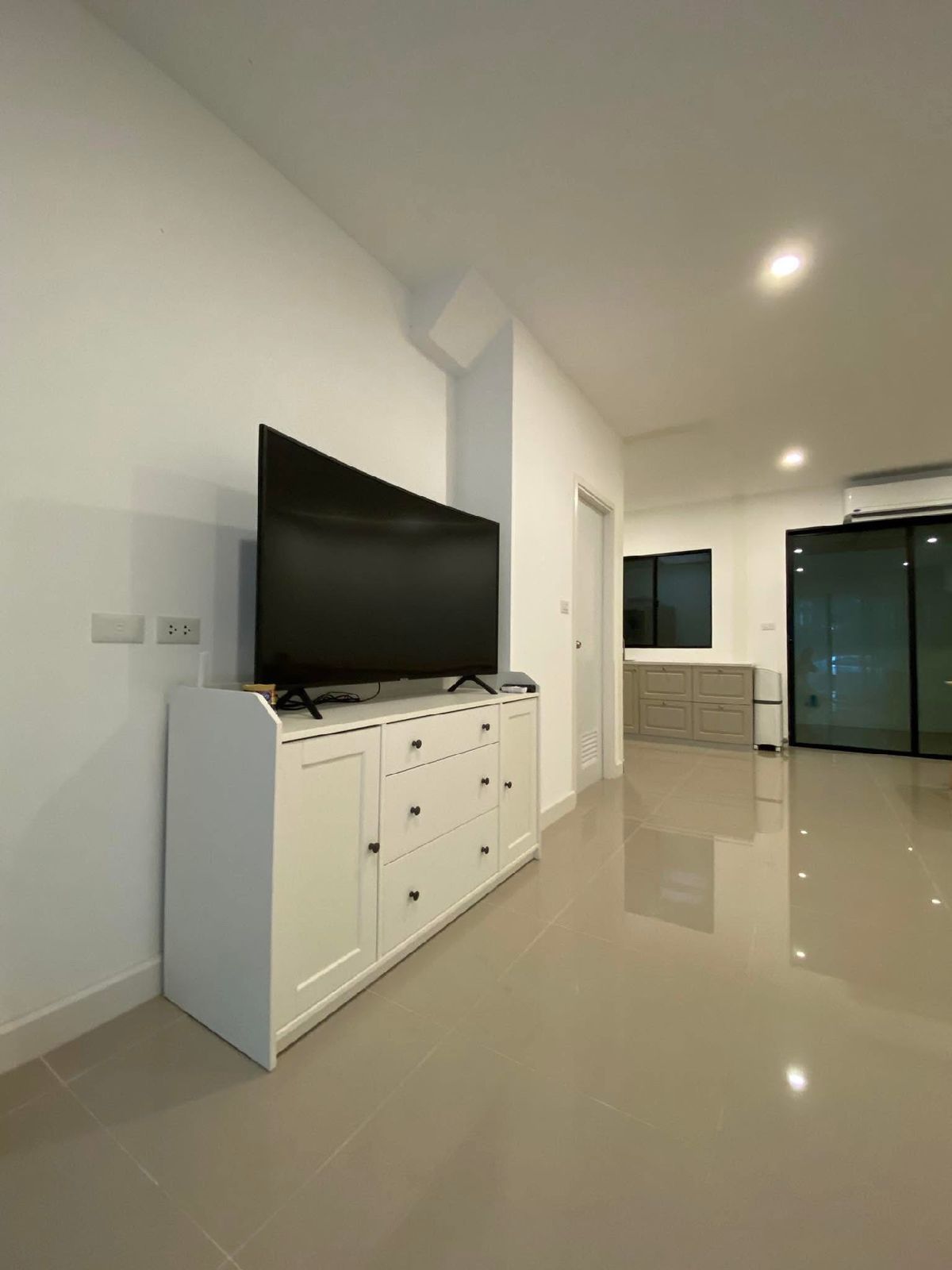 For RentTownhomePattanakan, Srinakarin : Hot Deal !! 🔥 The house is ready. Patio Srinakarin-Rama 9 3 rooms, only 45,000! Contact 086-795-9997 Jimmy