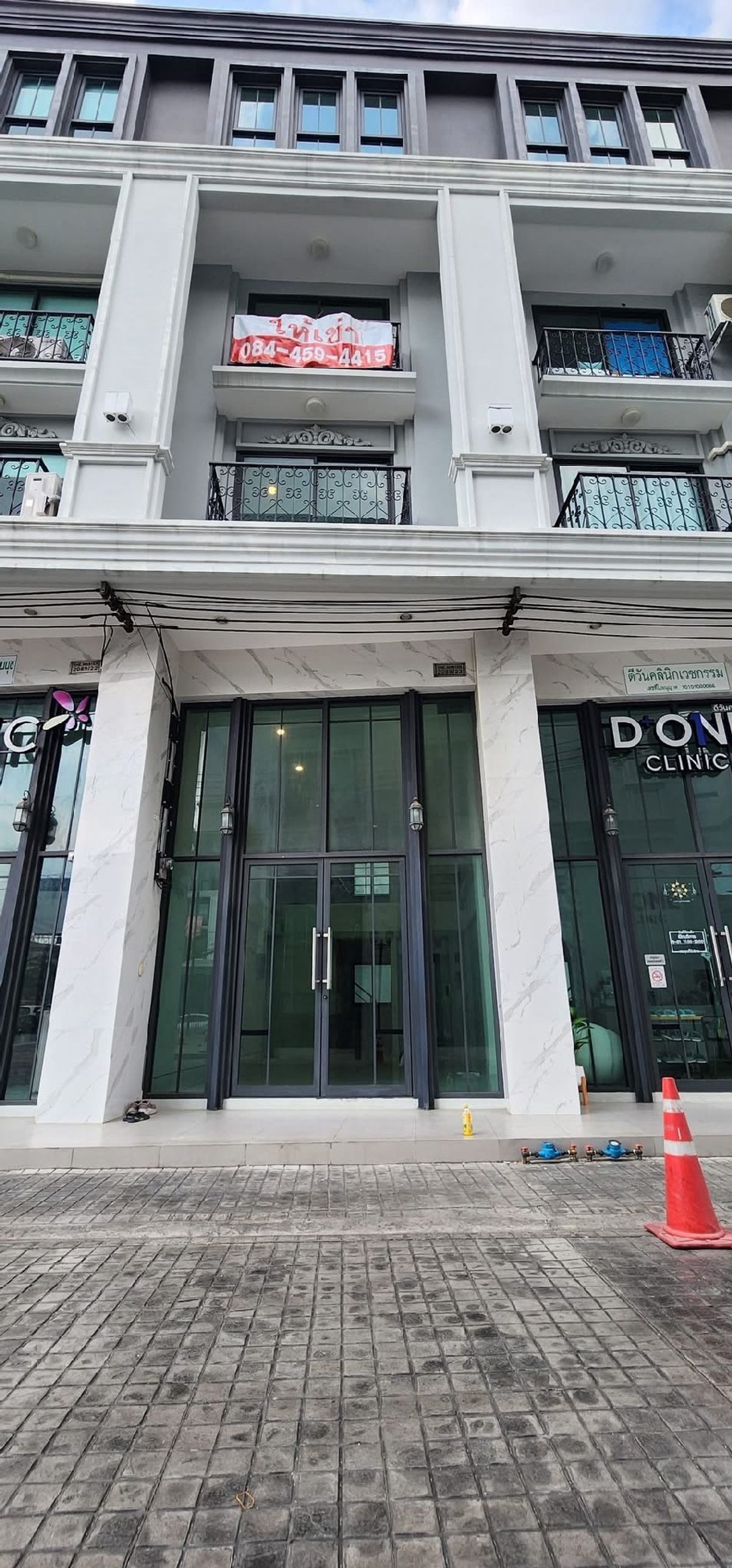For RentHome OfficeOnnut, Udomsuk : Luxury commercial building for luxury, 4.5 floors on the main road, On Nut -Srinakarin Road