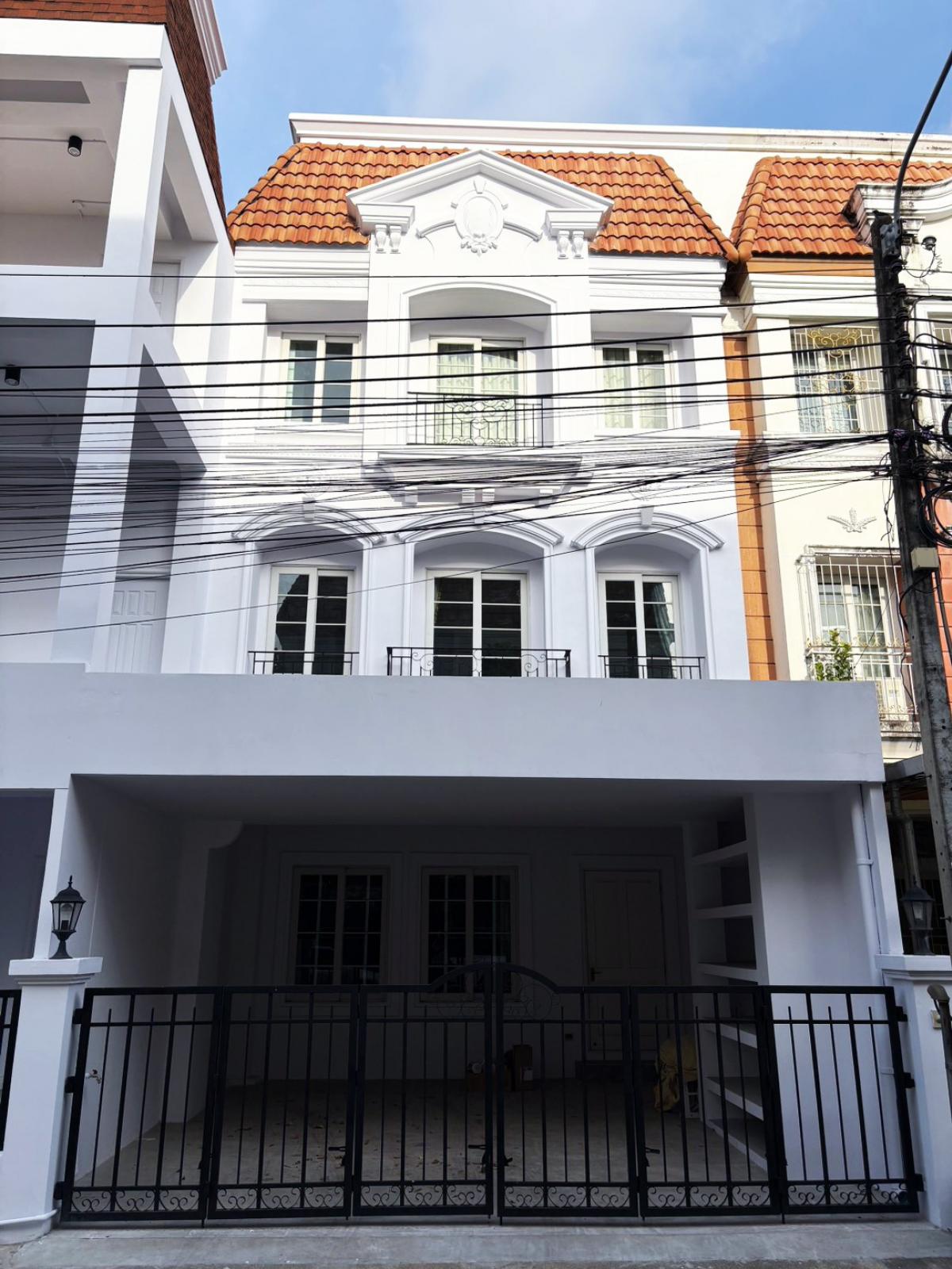 For RentTownhomeThaphra, Talat Phlu, Wutthakat : Townhome house for rent in the village of Urban Sathorn (next to the main road Ratchaphruek) near the Bang Wa BTS BTS BTS.