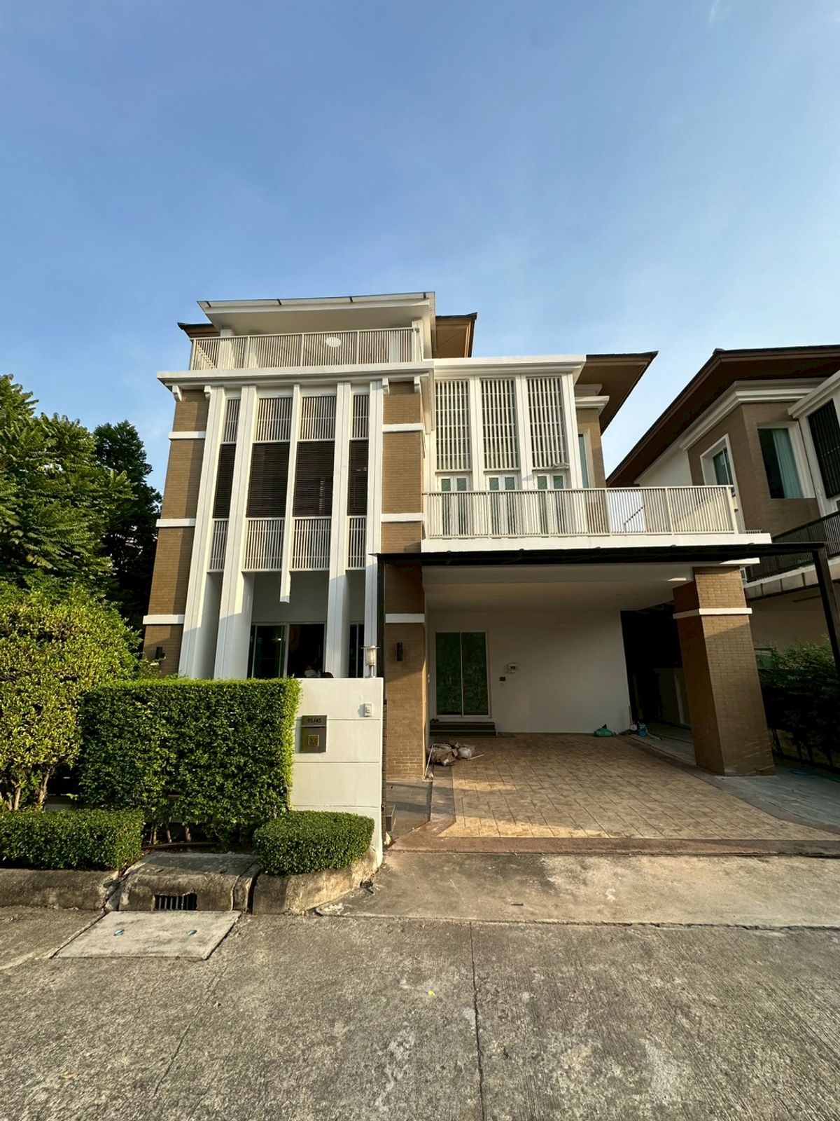 For RentHouseSapankwai,Jatujak :  🏡 For Rent: 3-Storey Corner Detached House – Baan Klang Krung The Niche Ratchavipha