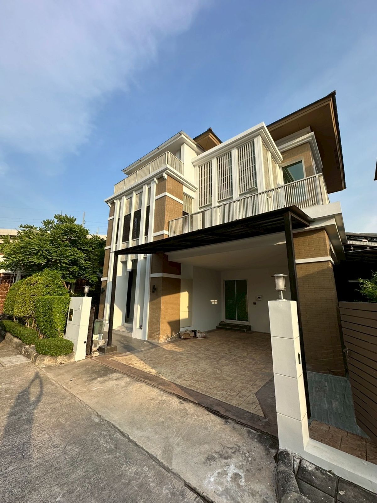 ให้เช่าบ้านสะพานควาย จตุจักร : 🏡 ให้เช่าบ้านเดี่ยว 3 ชั้น หลังมุม โครงการบ้านกลางกรุง เดอะนีช รัชวิภา
