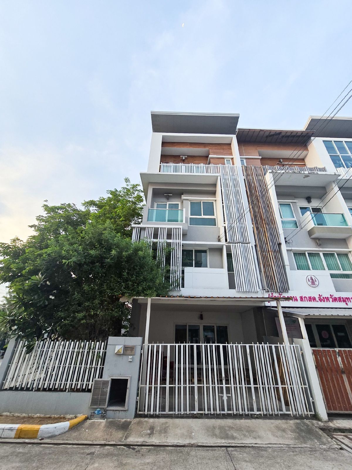 โฮมออฟฟิศสมุทรปราการ สำโรง : ให้เช่า 30,000.- Home Office หัวมุมพร้อมสวน 4 ชั้น  โครงการ เลอบิซ วงแหวน-ศรีนครินทร์  44 ตรว. 5 ห้อง 5 ห้องน้ำ 